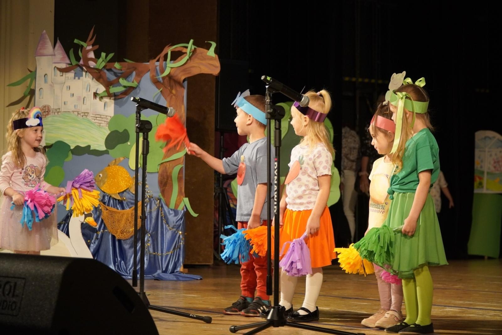 Zdjęcie w galerii na portalu naszraciborz.pl: Mali poligloci na scenie RCK wiadomości z regionu