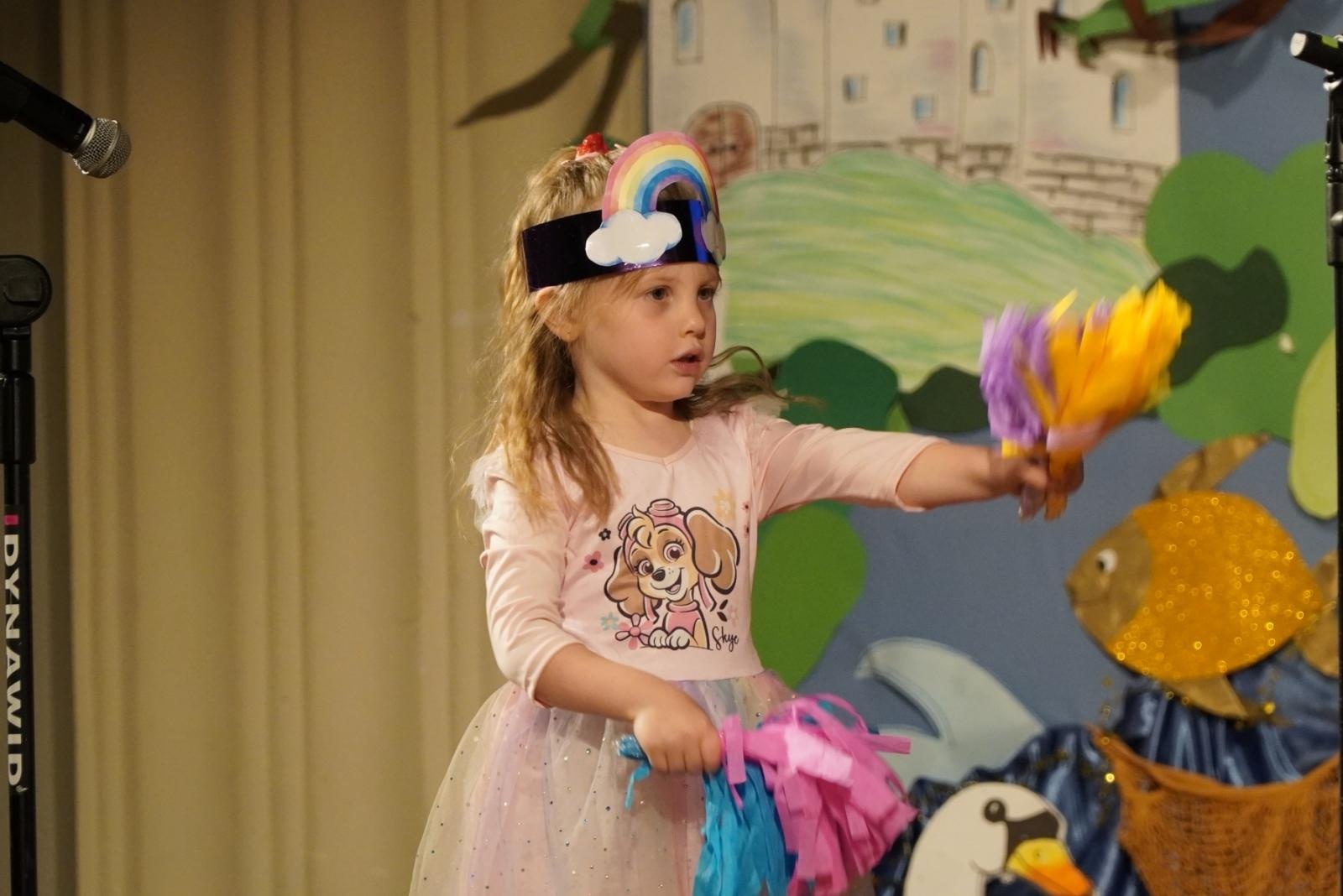 Zdjęcie w galerii na portalu naszraciborz.pl: Mali poligloci na scenie RCK wiadomości z regionu