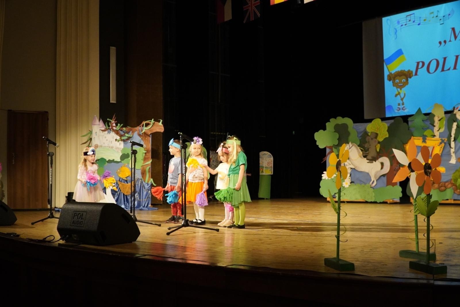 Zdjęcie w galerii na portalu naszraciborz.pl: Mali poligloci na scenie RCK wiadomości z regionu