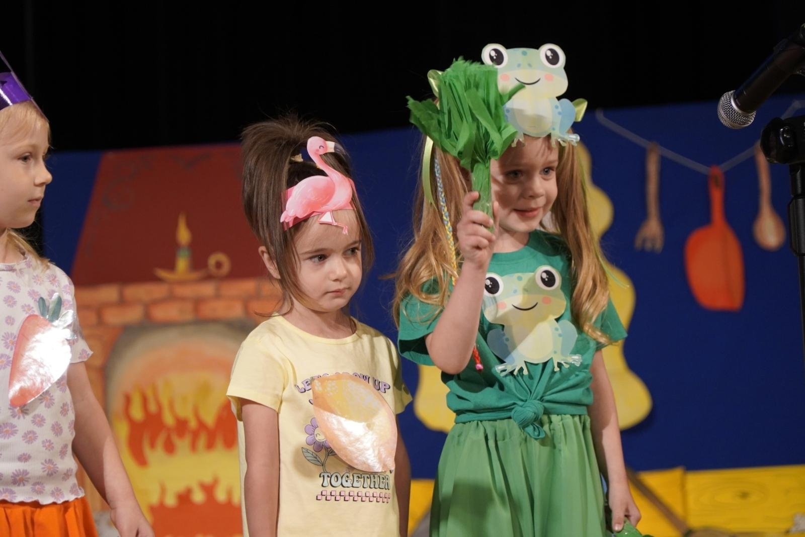 Zdjęcie w galerii na portalu naszraciborz.pl: Mali poligloci na scenie RCK wiadomości z regionu