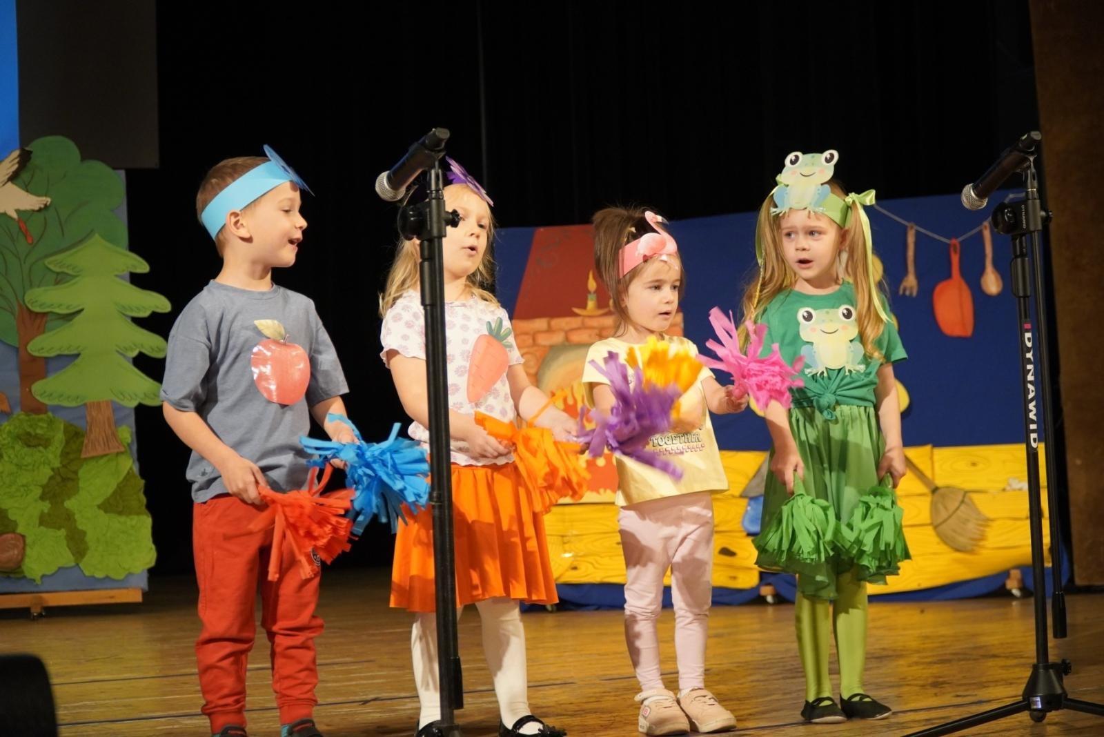 Zdjęcie w galerii na portalu naszraciborz.pl: Mali poligloci na scenie RCK wiadomości z regionu