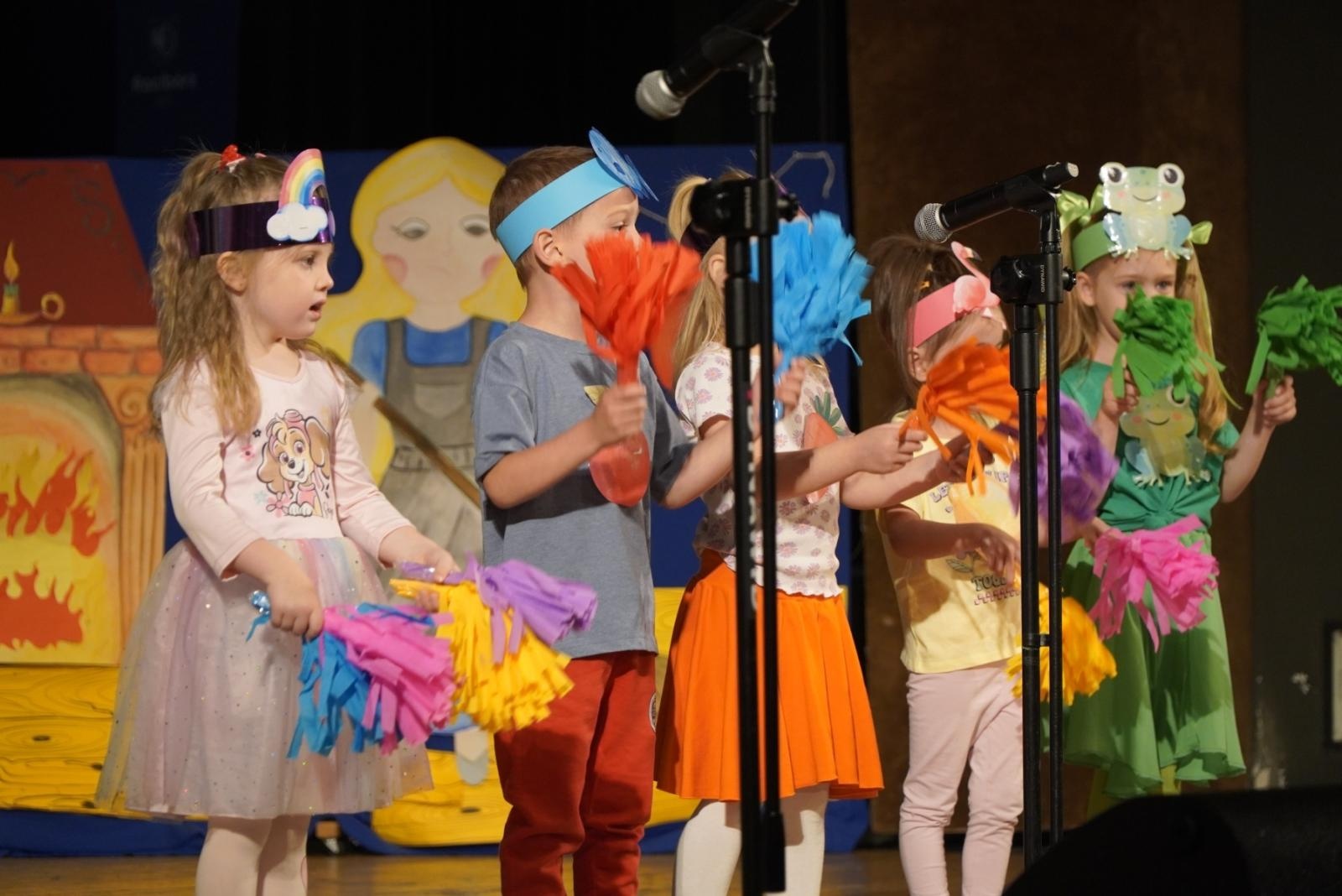 Zdjęcie w galerii na portalu naszraciborz.pl: Mali poligloci na scenie RCK wiadomości z regionu