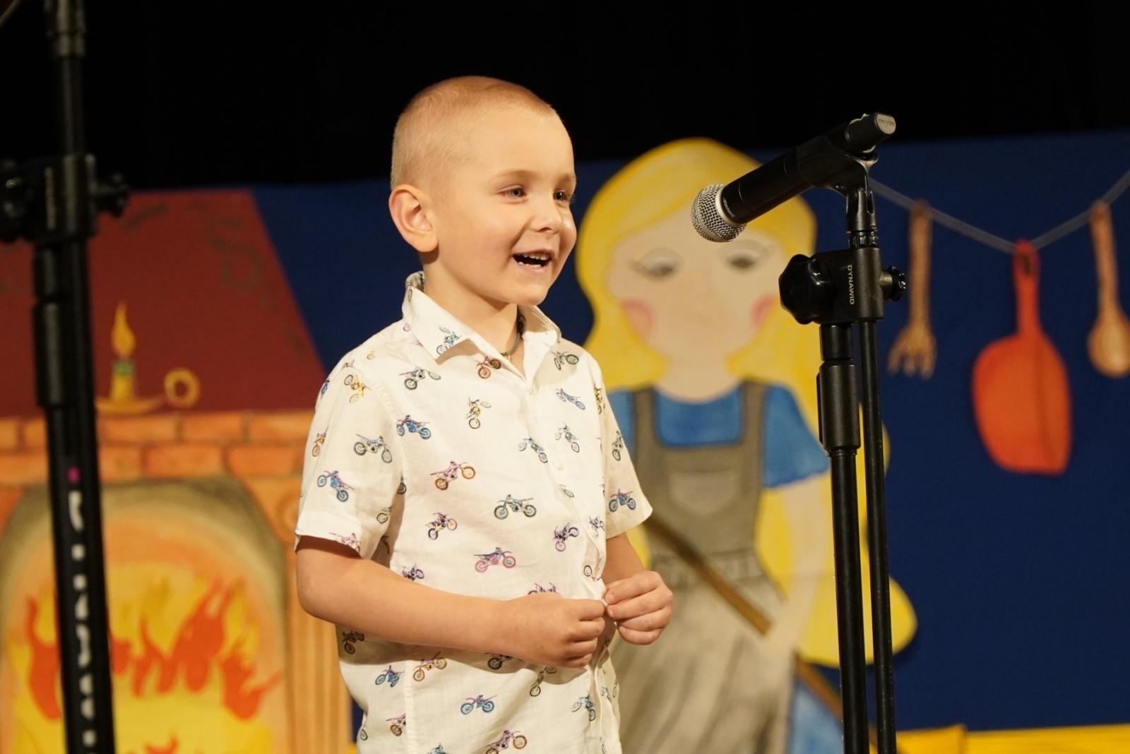 Zdjęcie w galerii na portalu naszraciborz.pl: Mali poligloci na scenie RCK wiadomości z regionu