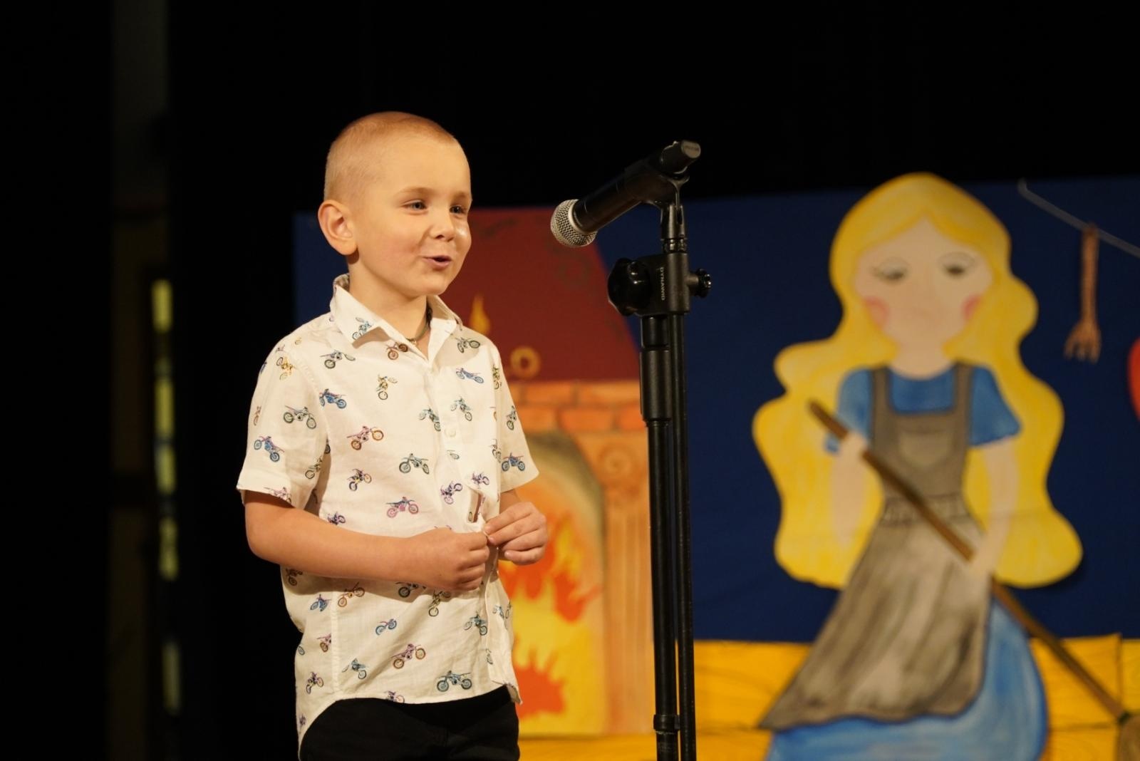 Zdjęcie w galerii na portalu naszraciborz.pl: Mali poligloci na scenie RCK wiadomości z regionu