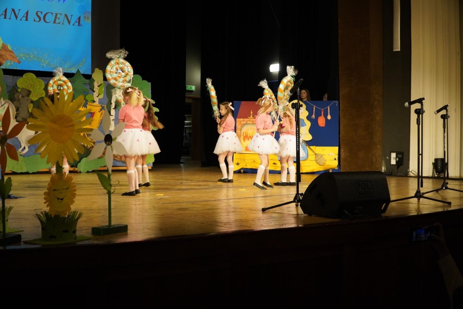 Zdjęcie w galerii na portalu naszraciborz.pl: Mali poligloci na scenie RCK wiadomości z regionu