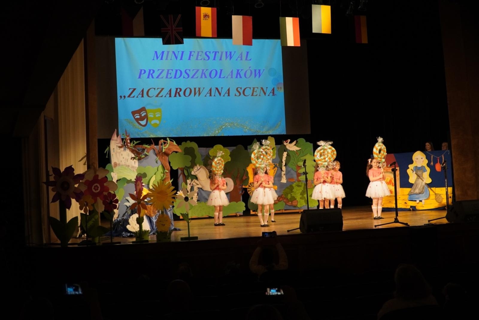 Zdjęcie w galerii na portalu naszraciborz.pl: Mali poligloci na scenie RCK wiadomości z regionu