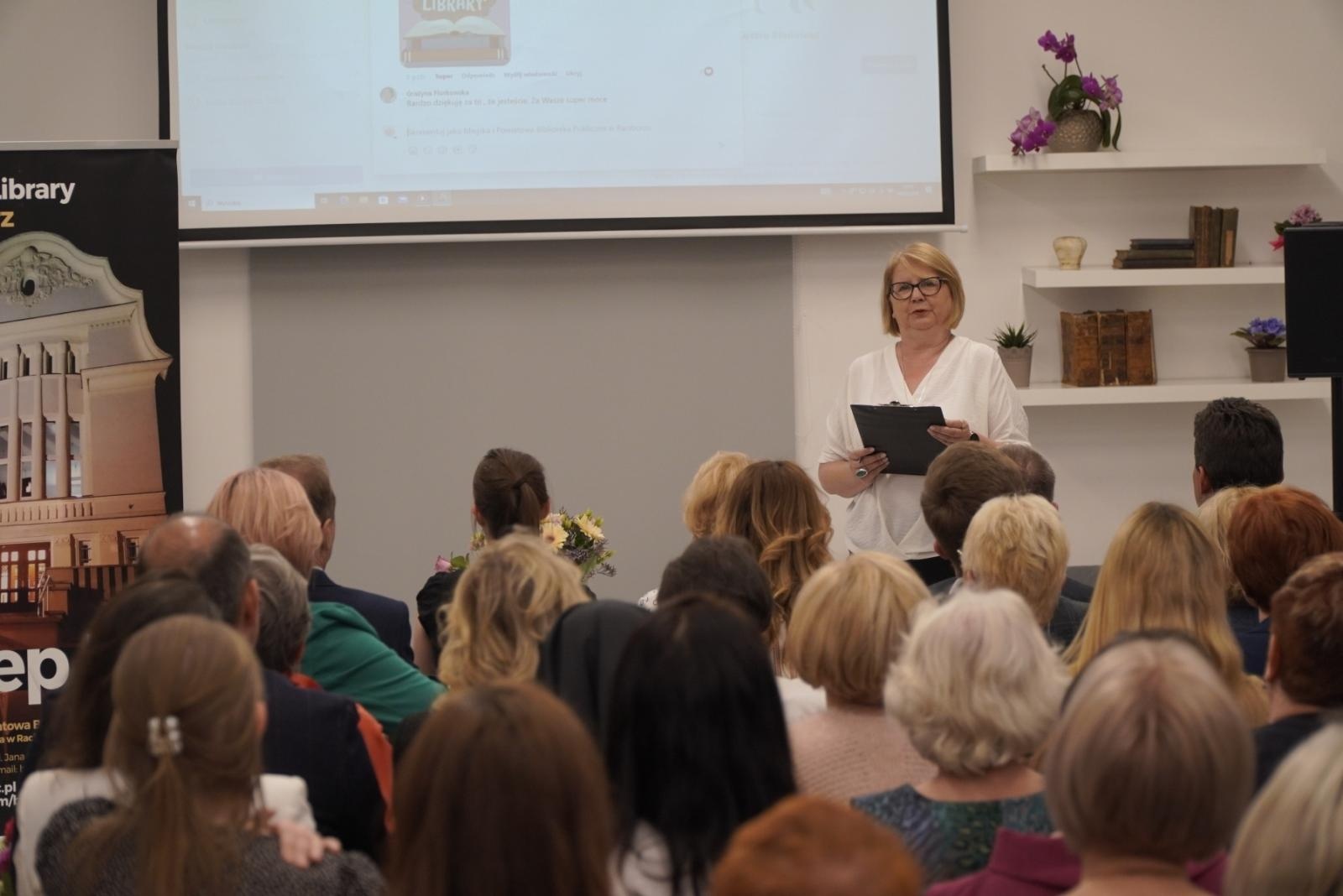 Zdjęcie w galerii na portalu naszraciborz.pl: Raciborscy bibliotekarze świętowali wiadomości z regionu