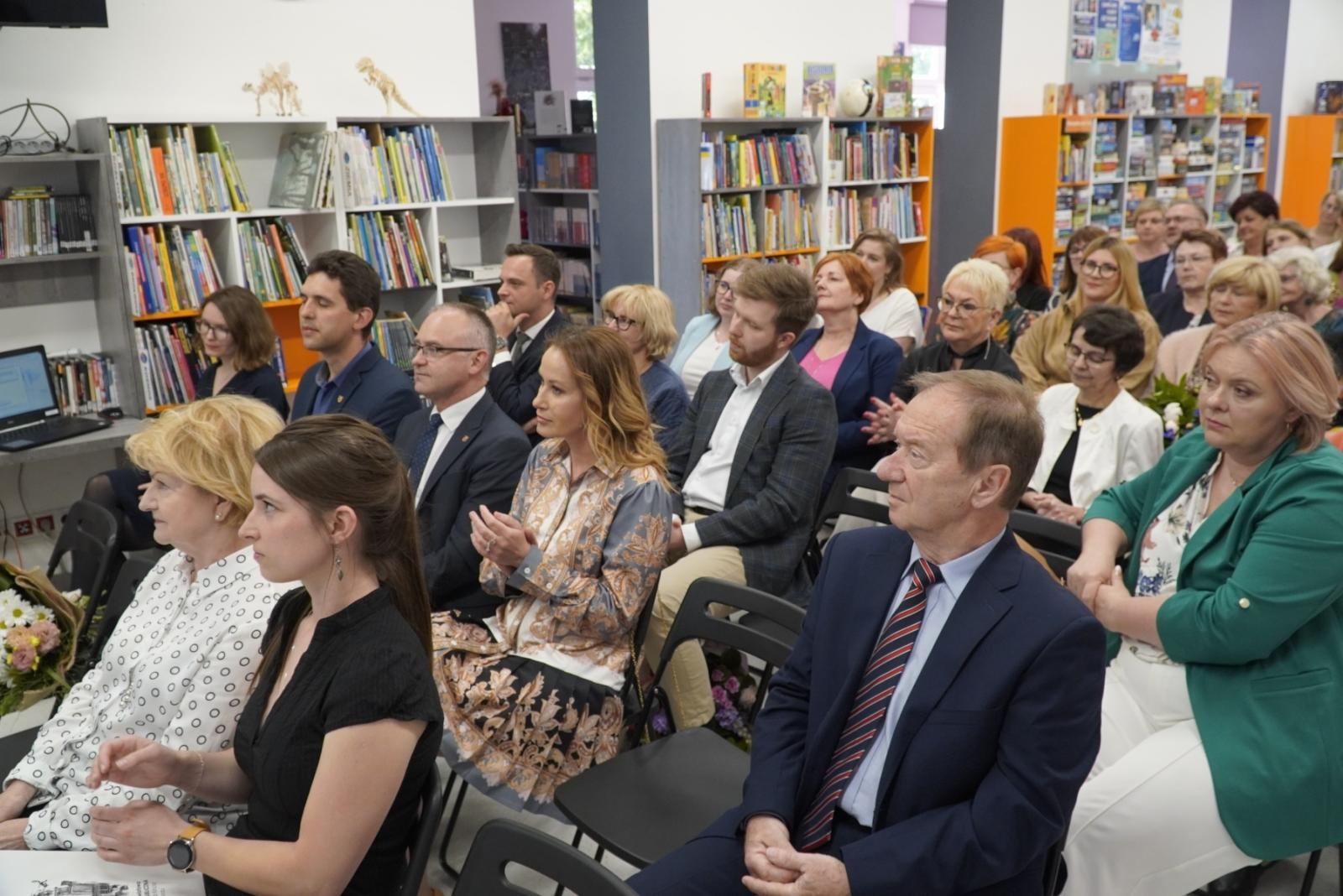 Zdjęcie w galerii na portalu naszraciborz.pl: Raciborscy bibliotekarze świętowali wiadomości z regionu