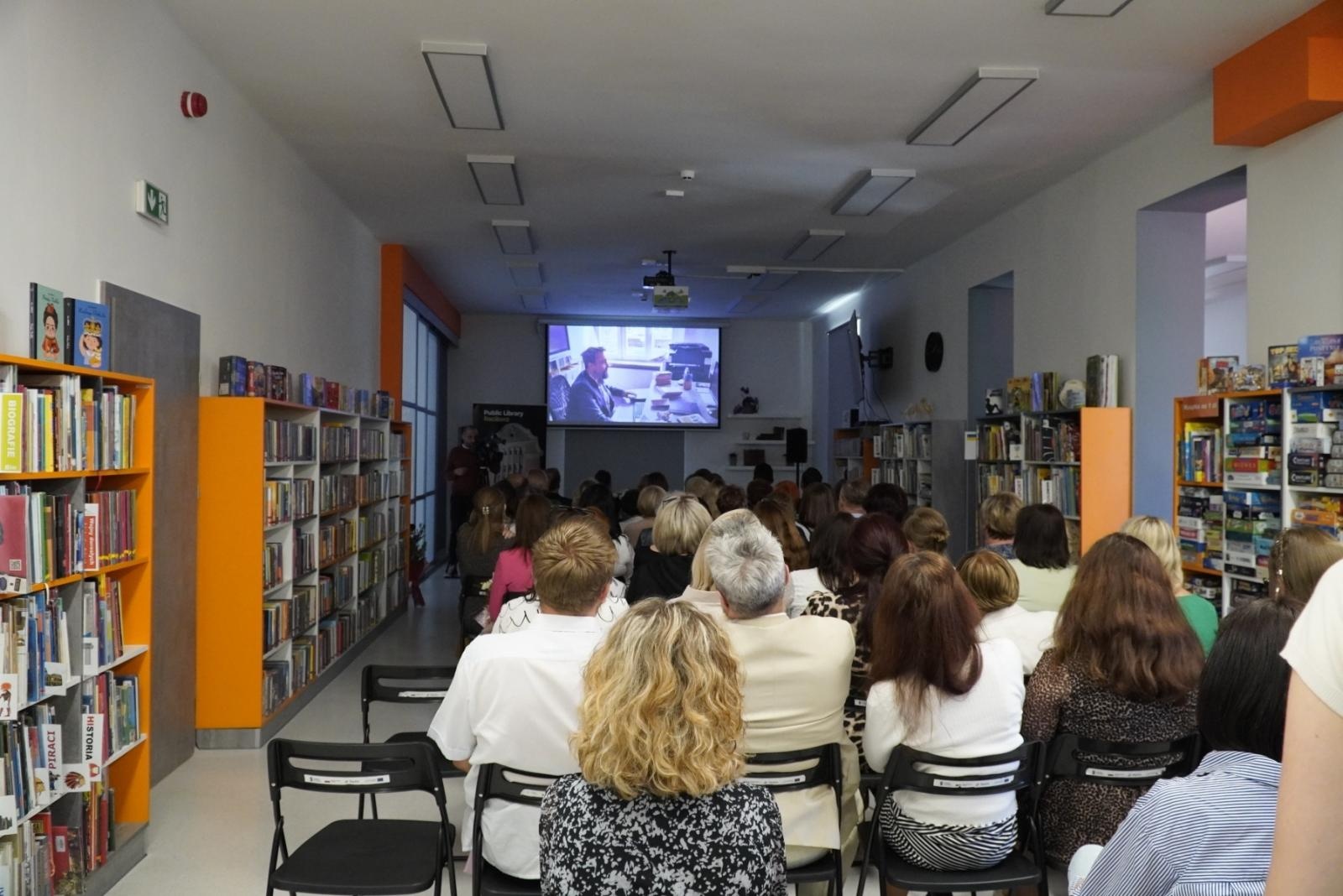 Zdjęcie w galerii na portalu naszraciborz.pl: Raciborscy bibliotekarze świętowali wiadomości z regionu