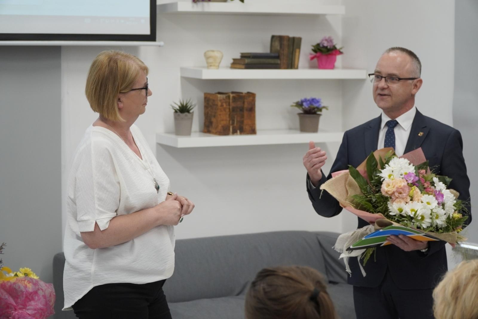 Zdjęcie w galerii na portalu naszraciborz.pl: Raciborscy bibliotekarze świętowali wiadomości z regionu