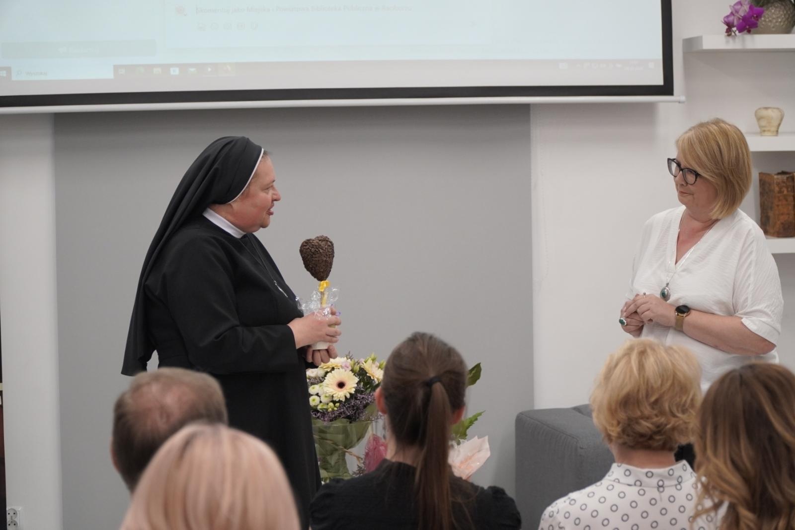 Zdjęcie w galerii na portalu naszraciborz.pl: Raciborscy bibliotekarze świętowali wiadomości z regionu