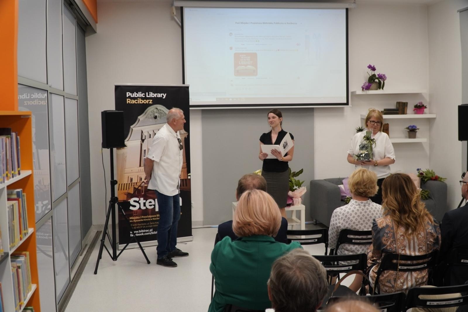 Zdjęcie w galerii na portalu naszraciborz.pl: Raciborscy bibliotekarze świętowali wiadomości z regionu