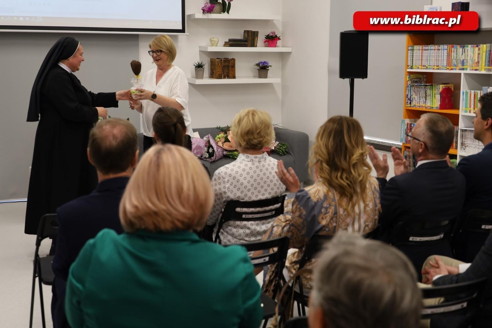 Zdjęcie w galerii na portalu naszraciborz.pl: Raciborscy bibliotekarze świętowali wiadomości z regionu