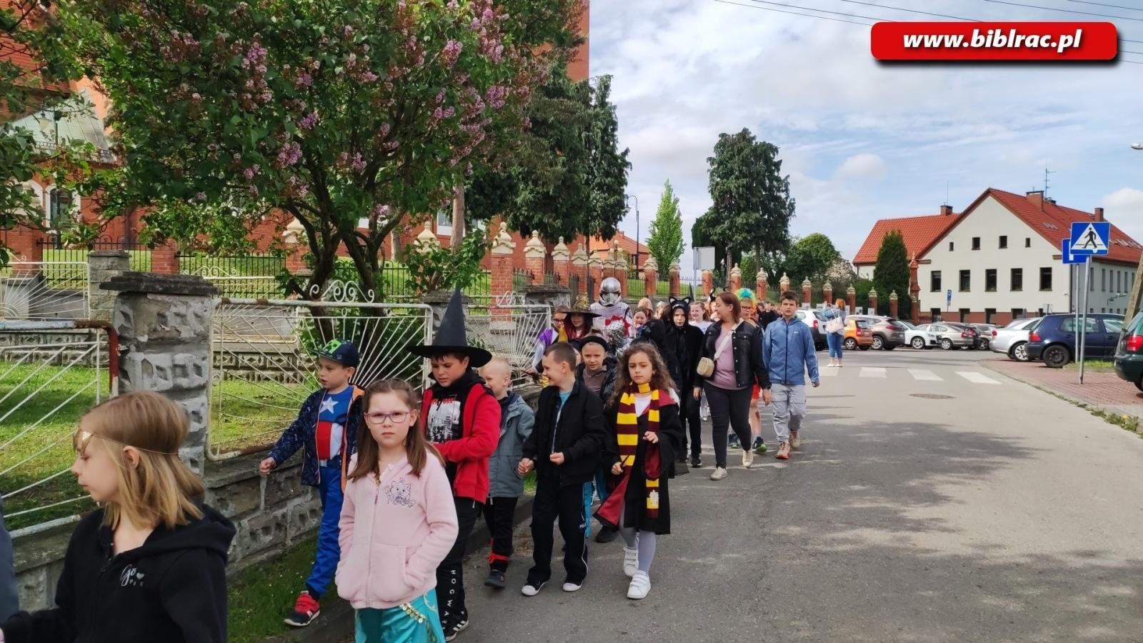 Zdjęcie w galerii na portalu naszraciborz.pl: Przemarsz postaci baśniowych w Brzeziu wiadomości z regionu