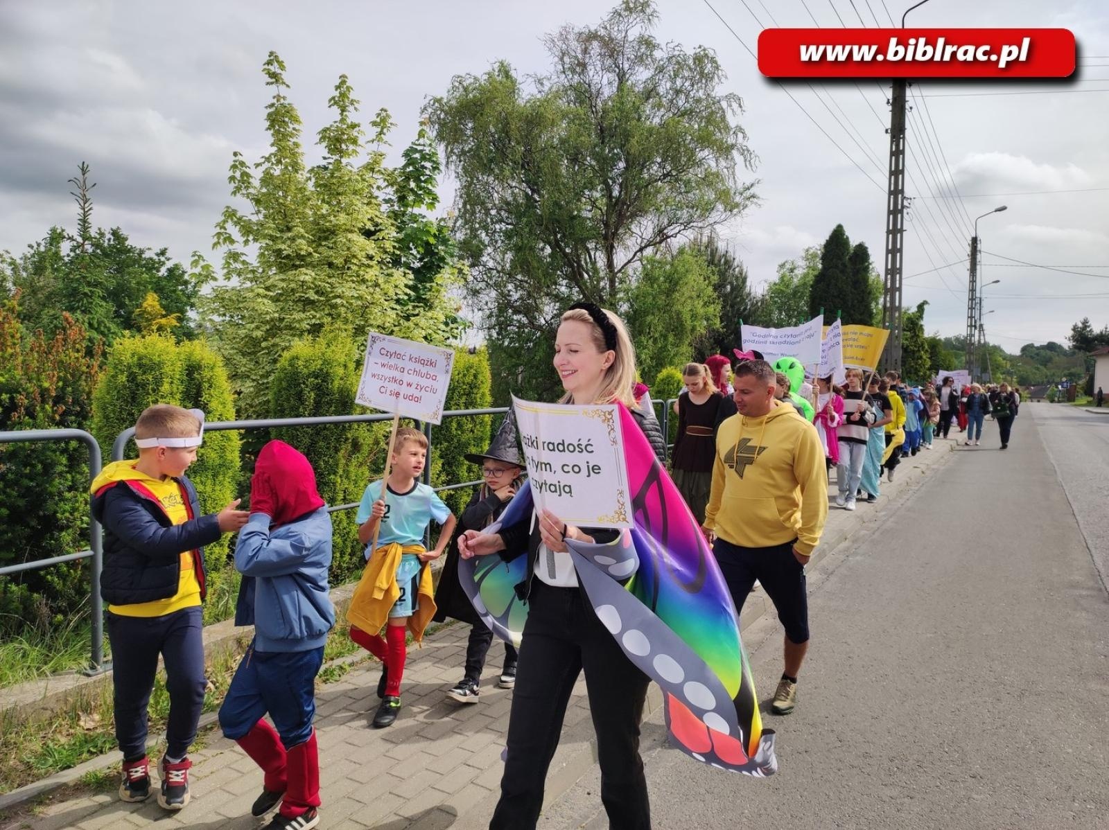 Zdjęcie w galerii na portalu naszraciborz.pl: Przemarsz postaci baśniowych w Brzeziu wiadomości z regionu