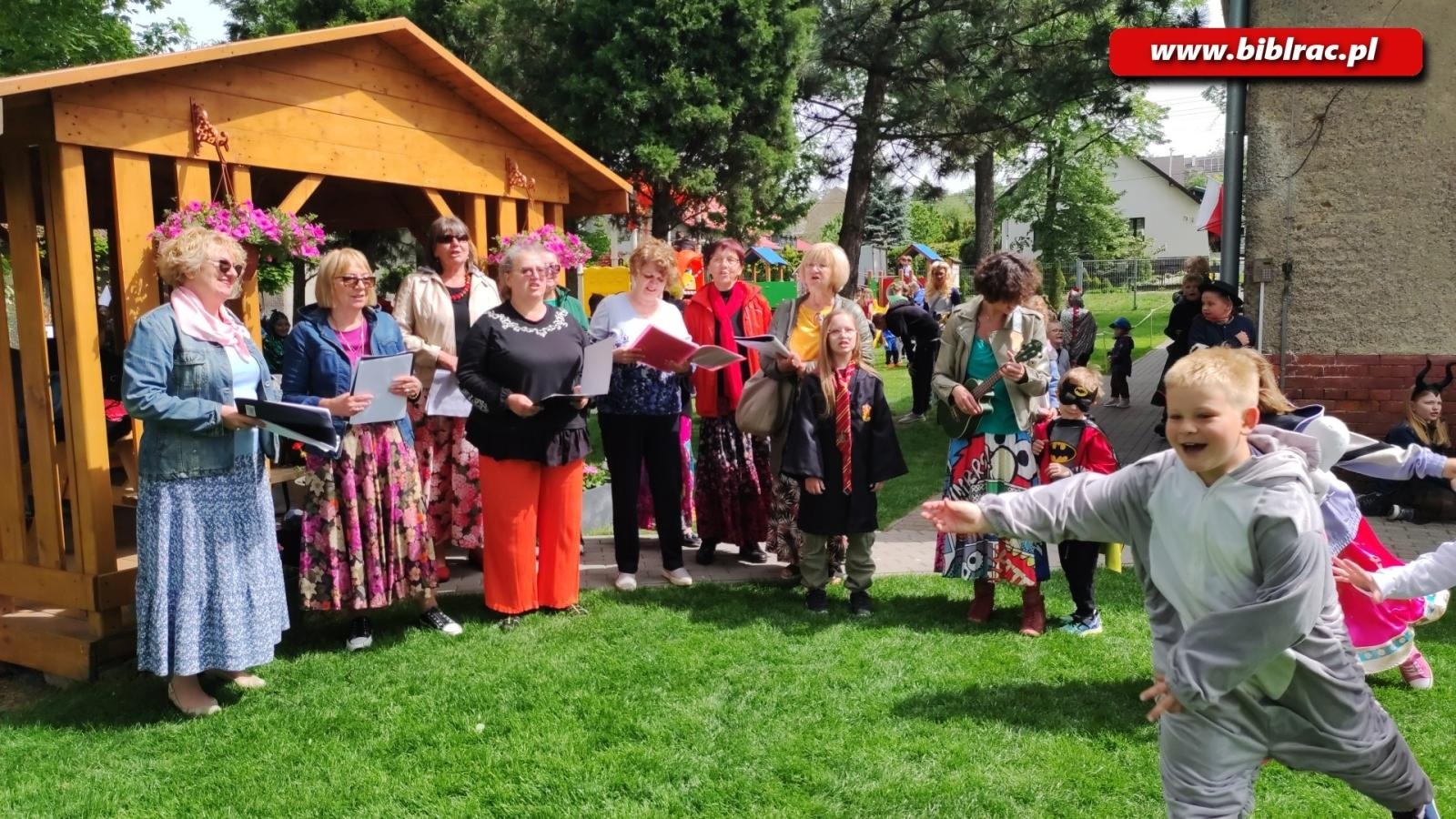 Zdjęcie w galerii na portalu naszraciborz.pl: Przemarsz postaci baśniowych w Brzeziu wiadomości z regionu