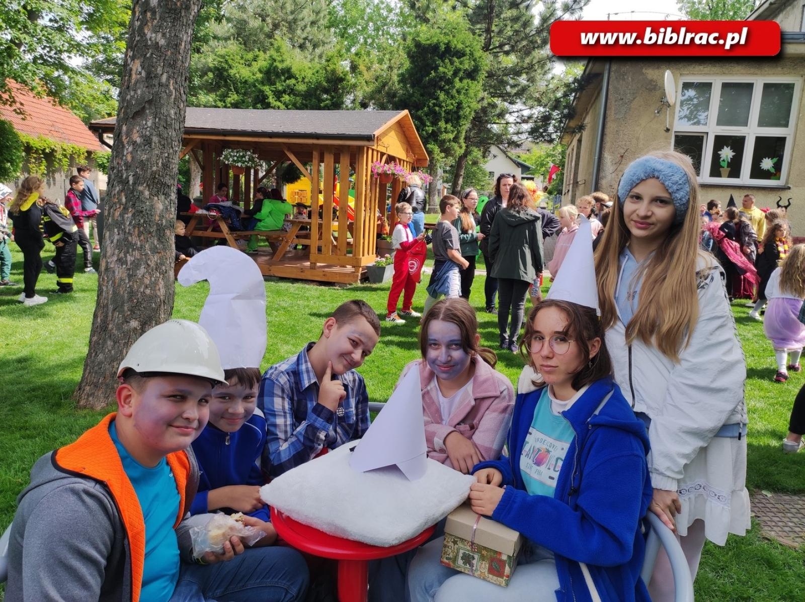 Zdjęcie w galerii na portalu naszraciborz.pl: Przemarsz postaci baśniowych w Brzeziu wiadomości z regionu