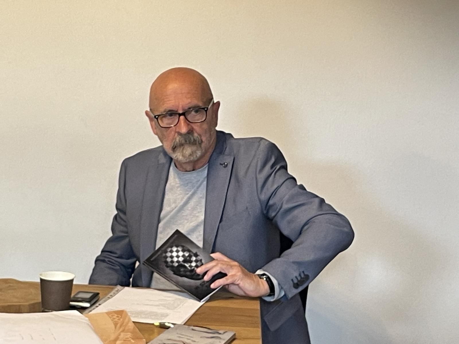 Zdjęcie w galerii na portalu naszraciborz.pl: W szarość dnia. Aleksander Pordzik zaprezentował nowy tomik poezji wiadomości z regionu