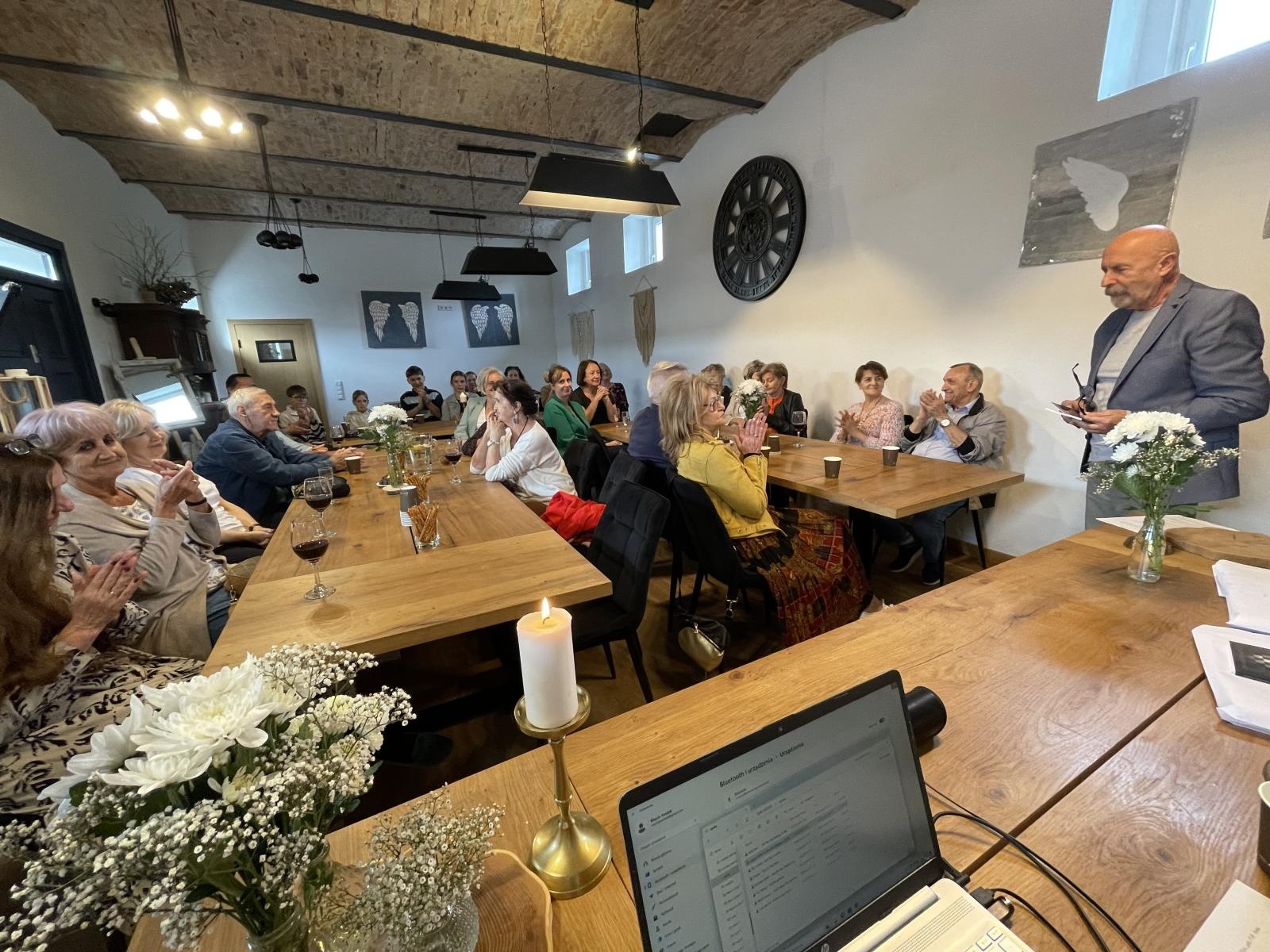 Zdjęcie w galerii na portalu naszraciborz.pl: W szarość dnia. Aleksander Pordzik zaprezentował nowy tomik poezji wiadomości z regionu