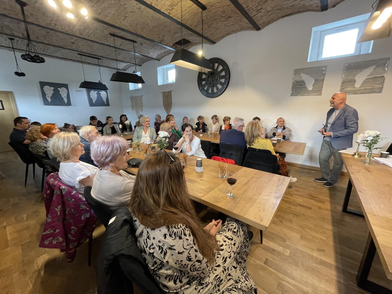 Zdjęcie w galerii na portalu naszraciborz.pl: W szarość dnia. Aleksander Pordzik zaprezentował nowy tomik poezji wiadomości z regionu