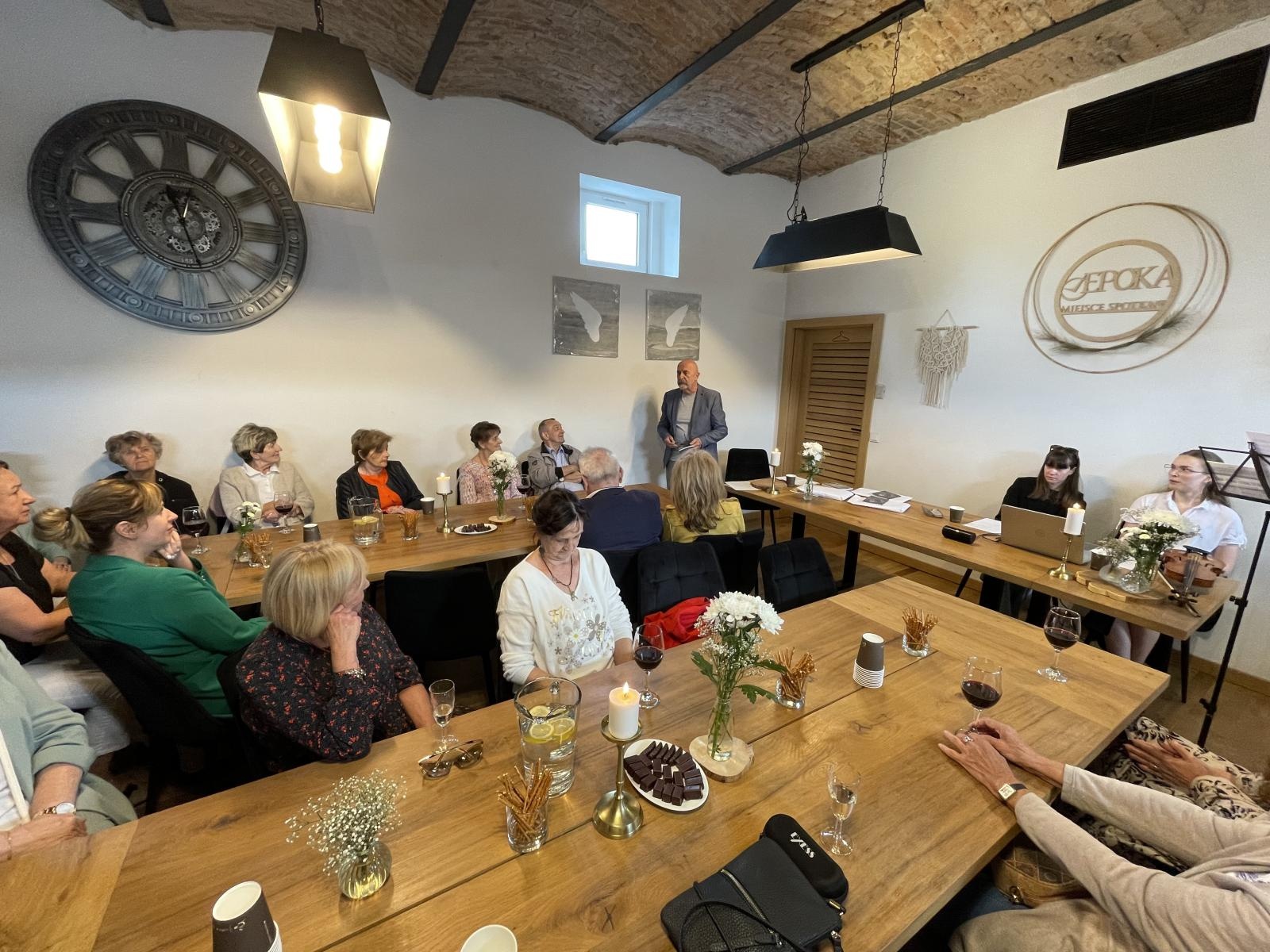 Zdjęcie w galerii na portalu naszraciborz.pl: W szarość dnia. Aleksander Pordzik zaprezentował nowy tomik poezji wiadomości z regionu