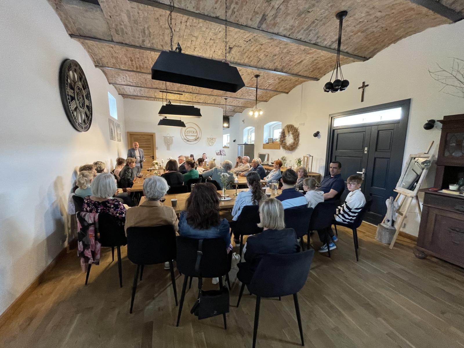 Zdjęcie w galerii na portalu naszraciborz.pl: W szarość dnia. Aleksander Pordzik zaprezentował nowy tomik poezji wiadomości z regionu