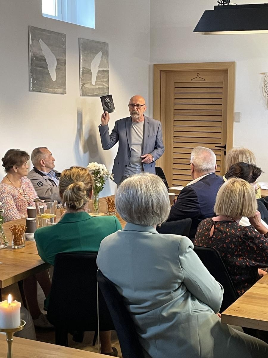 Zdjęcie w galerii na portalu naszraciborz.pl: W szarość dnia. Aleksander Pordzik zaprezentował nowy tomik poezji wiadomości z regionu