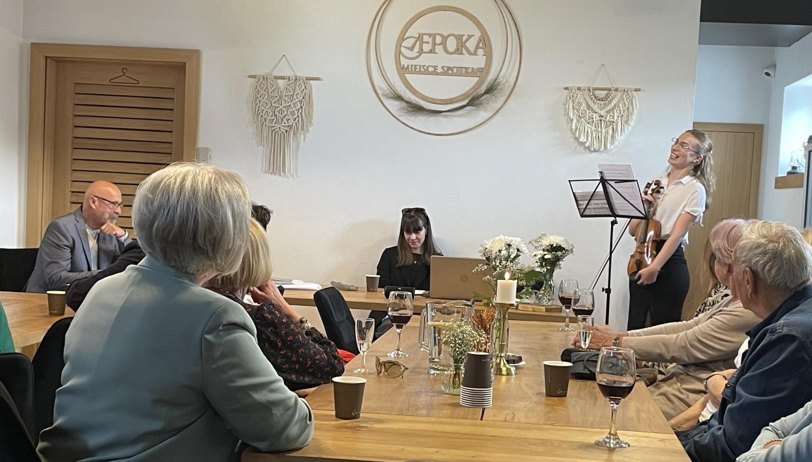 Zdjęcie w galerii na portalu naszraciborz.pl: W szarość dnia. Aleksander Pordzik zaprezentował nowy tomik poezji wiadomości z regionu