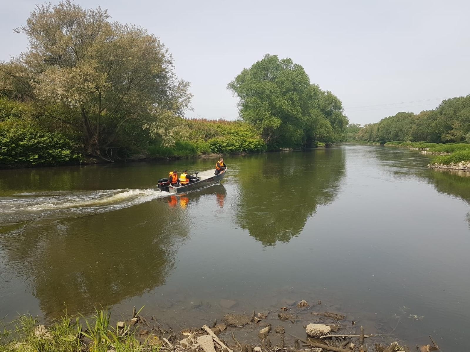 Zdjęcie w galerii na portalu naszraciborz.pl: W okolicach promu z Odry wyłowiono ciało mężczyzny. Tragiczny finał poszukiwań 18-latka [FOTO] wiadomości z regionu