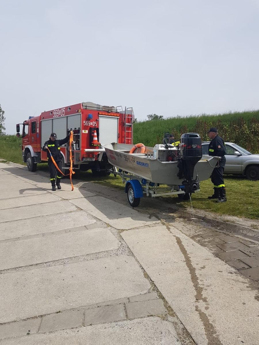 Zdjęcie w galerii na portalu naszraciborz.pl: W okolicach promu z Odry wyłowiono ciało mężczyzny. Tragiczny finał poszukiwań 18-latka [FOTO] wiadomości z regionu