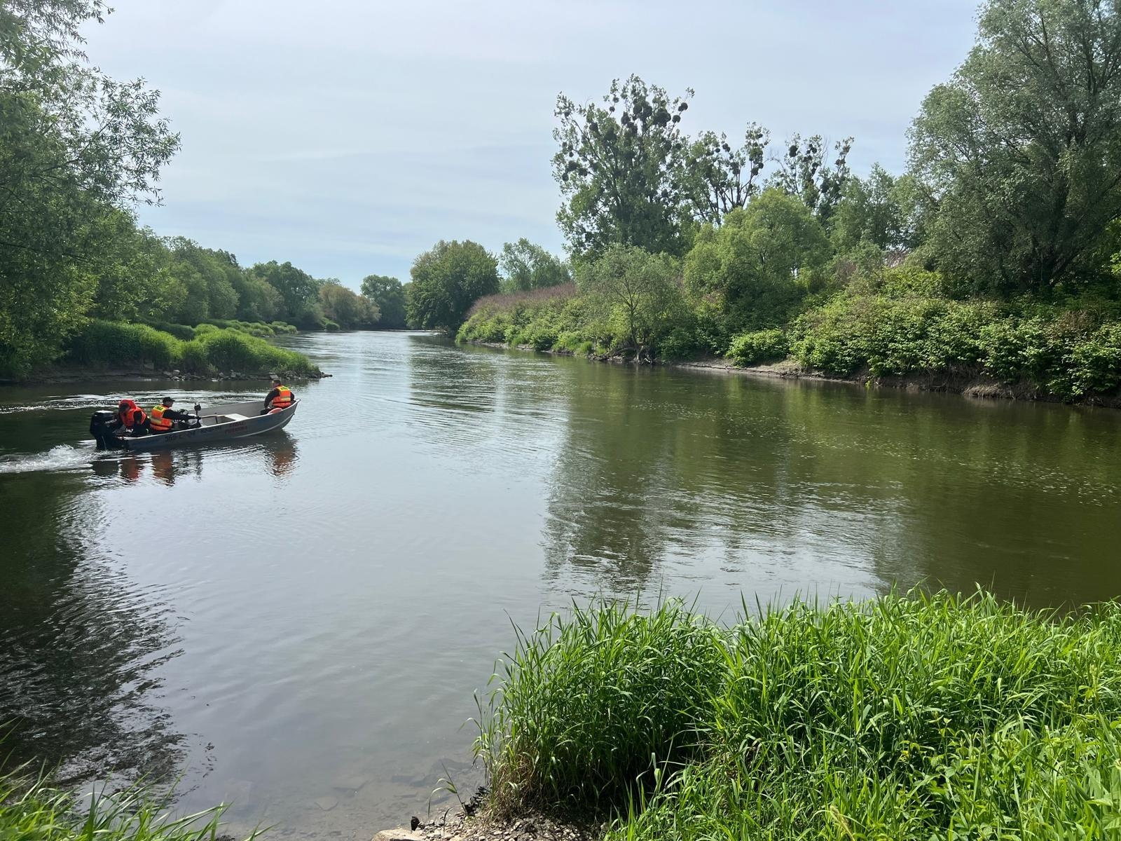 Zdjęcie w galerii na portalu naszraciborz.pl: W okolicach promu z Odry wyłowiono ciało mężczyzny. Tragiczny finał poszukiwań 18-latka [FOTO] wiadomości z regionu