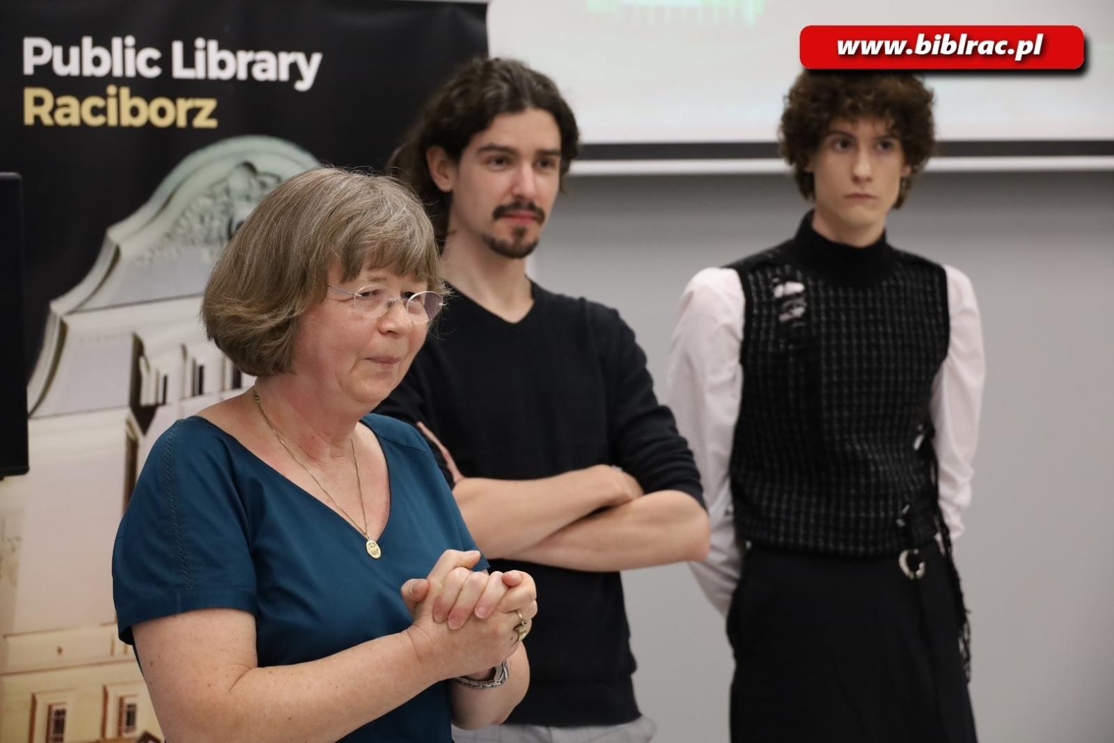 Zdjęcie w galerii na portalu naszraciborz.pl: SPOJRZENIA. W bibliotece otwarto nową wystawę FOTON-u wiadomości z regionu