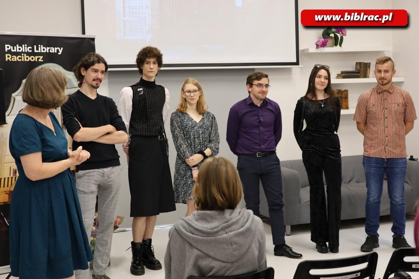 Zdjęcie w galerii na portalu naszraciborz.pl: SPOJRZENIA. W bibliotece otwarto nową wystawę FOTON-u wiadomości z regionu