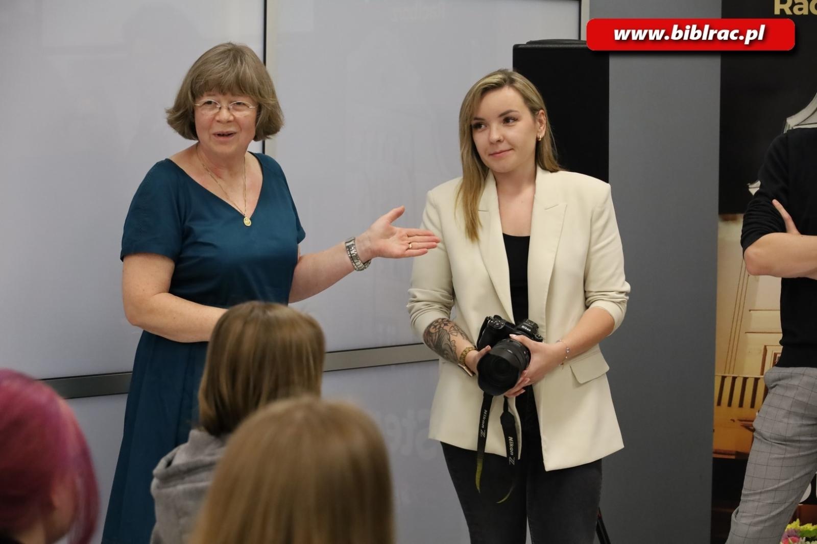 Zdjęcie w galerii na portalu naszraciborz.pl: SPOJRZENIA. W bibliotece otwarto nową wystawę FOTON-u wiadomości z regionu