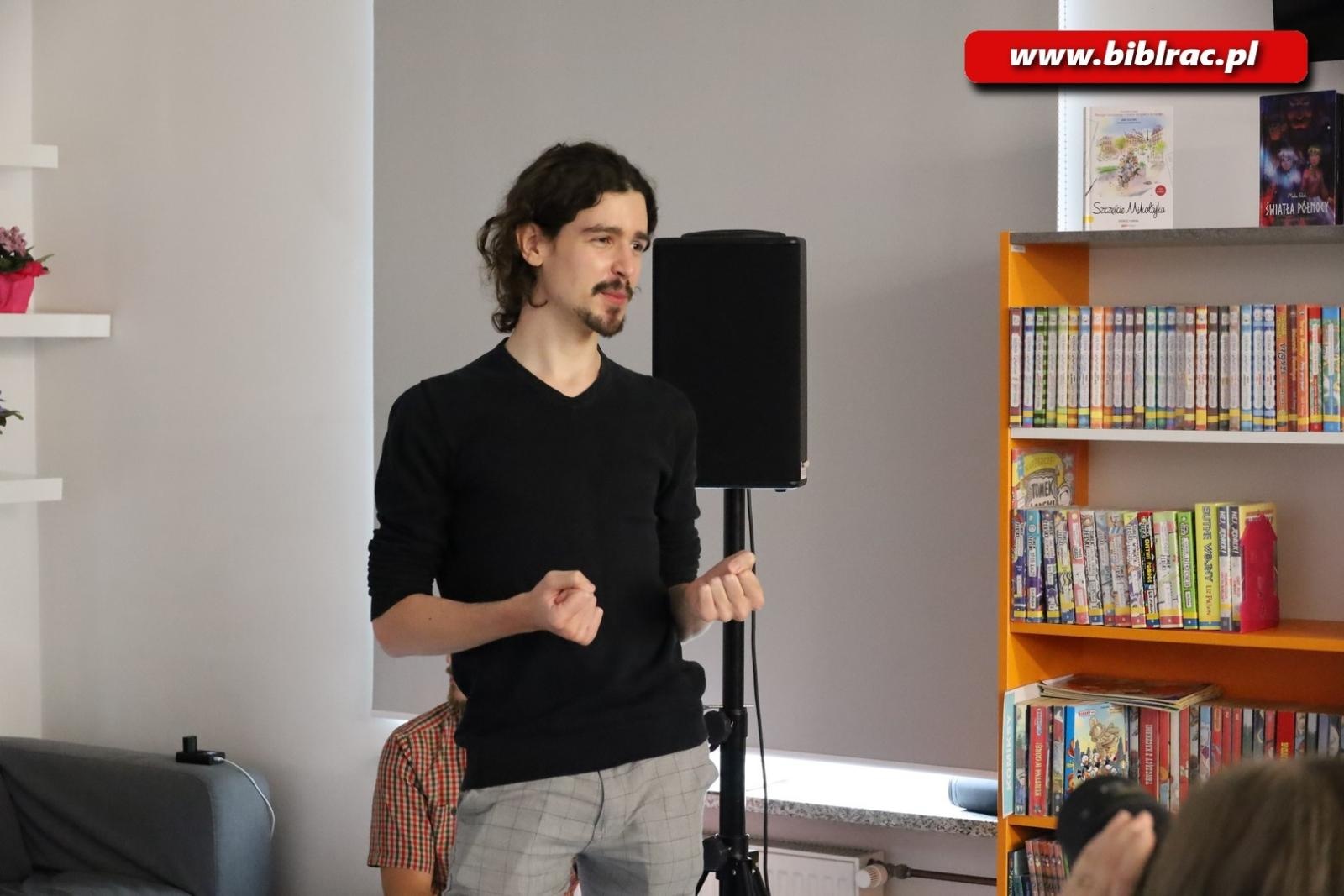 Zdjęcie w galerii na portalu naszraciborz.pl: SPOJRZENIA. W bibliotece otwarto nową wystawę FOTON-u wiadomości z regionu