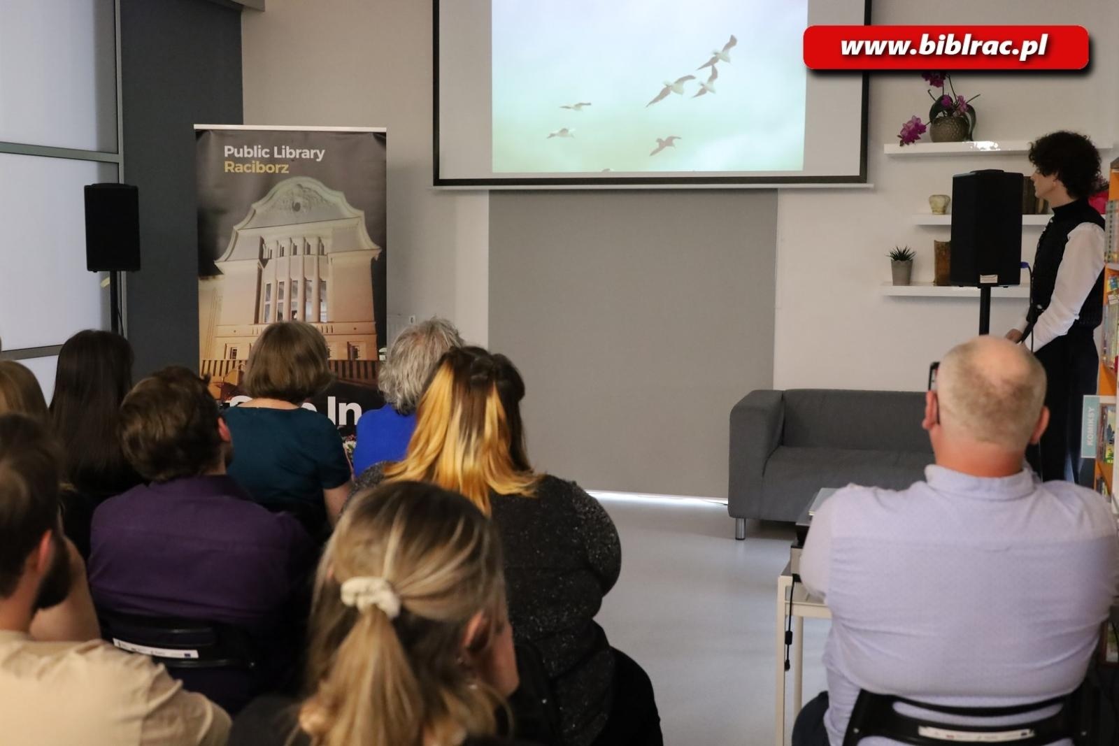 Zdjęcie w galerii na portalu naszraciborz.pl: SPOJRZENIA. W bibliotece otwarto nową wystawę FOTON-u wiadomości z regionu