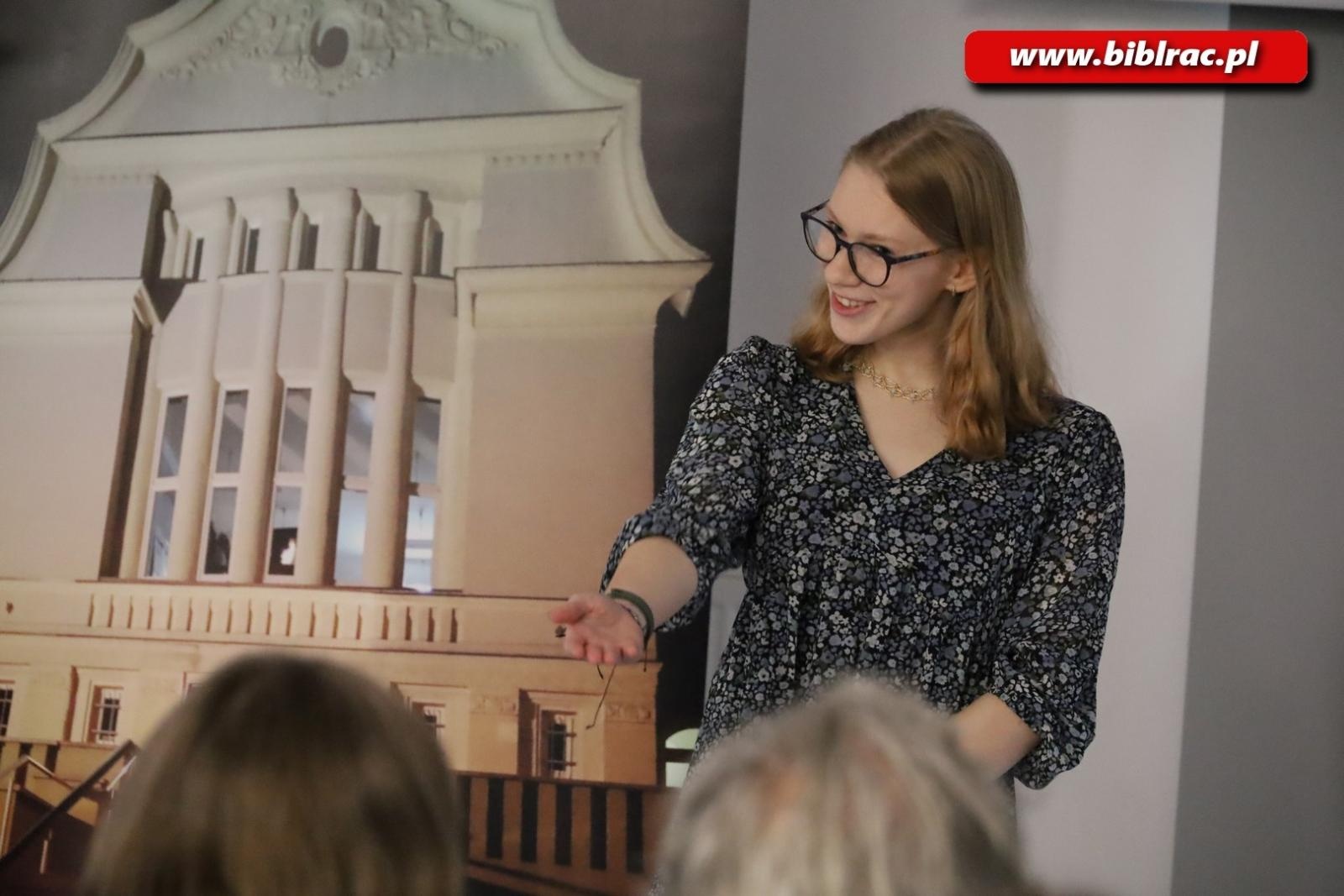 Zdjęcie w galerii na portalu naszraciborz.pl: SPOJRZENIA. W bibliotece otwarto nową wystawę FOTON-u wiadomości z regionu