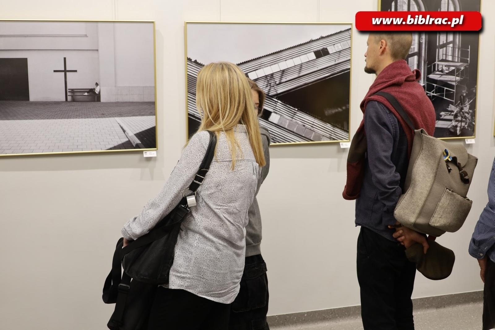 Zdjęcie w galerii na portalu naszraciborz.pl: SPOJRZENIA. W bibliotece otwarto nową wystawę FOTON-u wiadomości z regionu