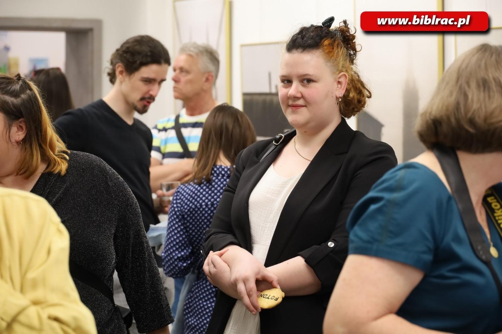 Zdjęcie w galerii na portalu naszraciborz.pl: SPOJRZENIA. W bibliotece otwarto nową wystawę FOTON-u wiadomości z regionu