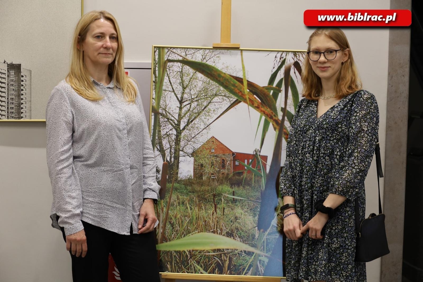 Zdjęcie w galerii na portalu naszraciborz.pl: SPOJRZENIA. W bibliotece otwarto nową wystawę FOTON-u wiadomości z regionu