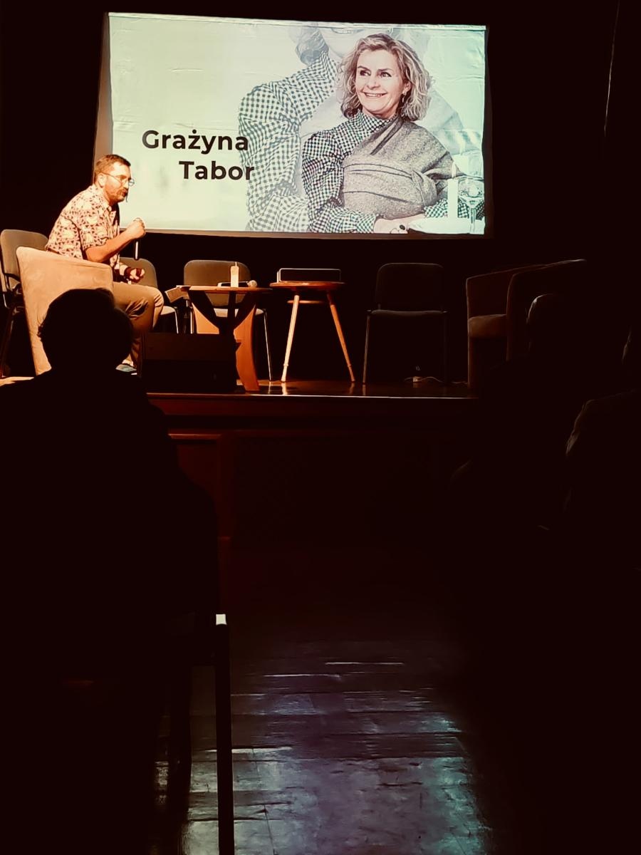 Zdjęcie w galerii na portalu naszraciborz.pl: Miejski Podwieczorek. W MDK-u opowiedziano o powstaniu muralu wiadomości z regionu