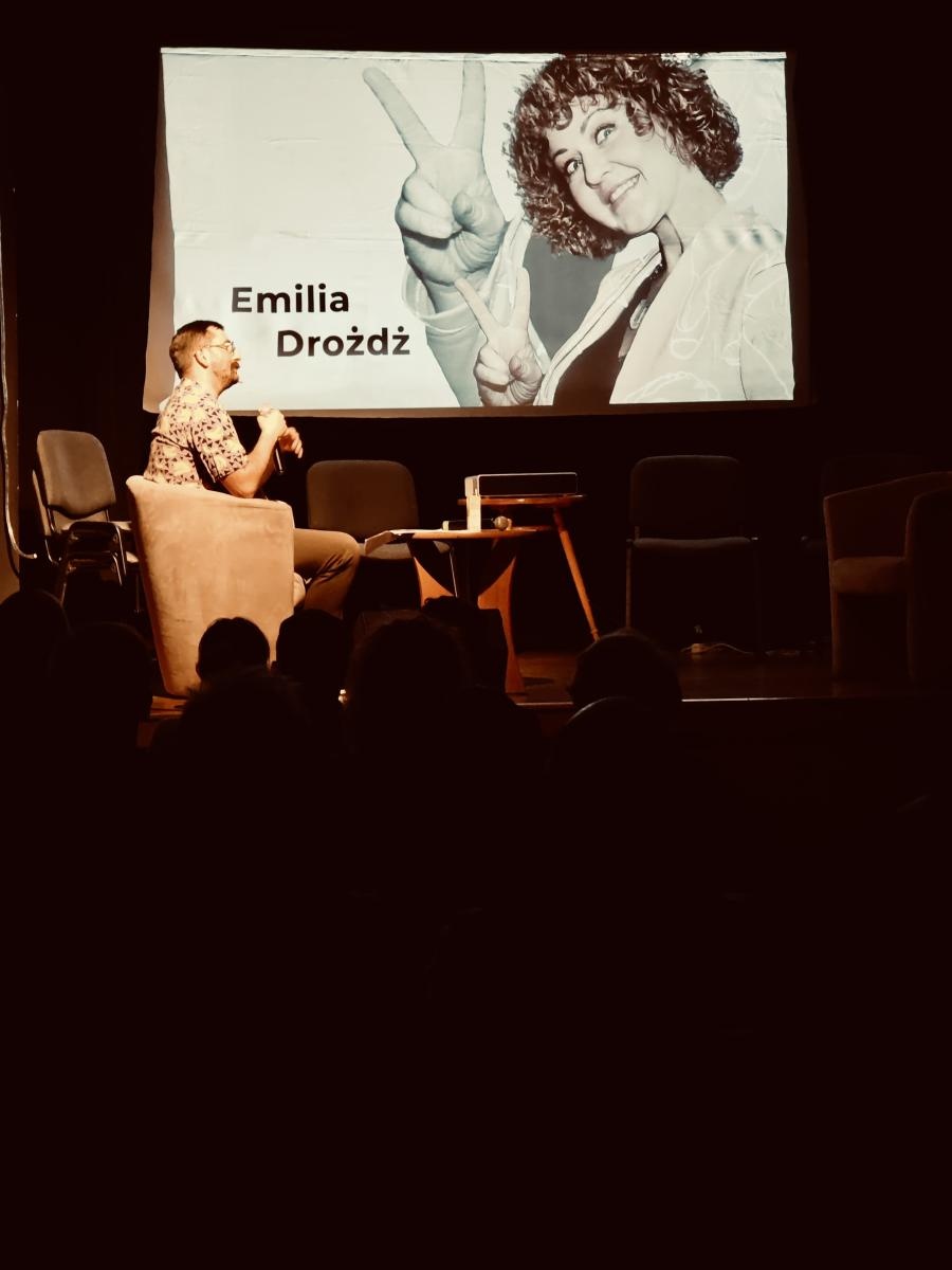 Zdjęcie w galerii na portalu naszraciborz.pl: Miejski Podwieczorek. W MDK-u opowiedziano o powstaniu muralu wiadomości z regionu