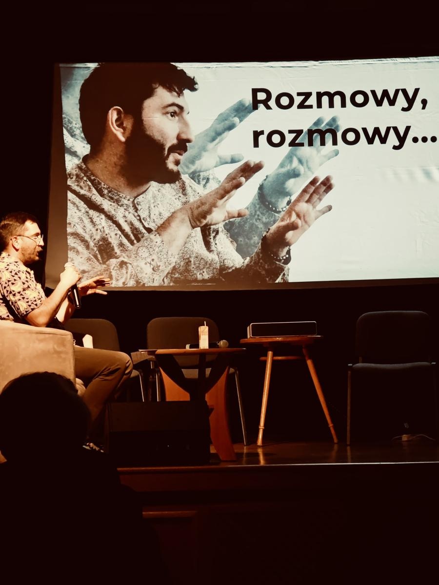 Zdjęcie w galerii na portalu naszraciborz.pl: Miejski Podwieczorek. W MDK-u opowiedziano o powstaniu muralu wiadomości z regionu