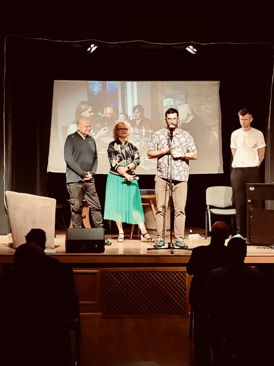 Zdjęcie w galerii na portalu naszraciborz.pl: Miejski Podwieczorek. W MDK-u opowiedziano o powstaniu muralu wiadomości z regionu