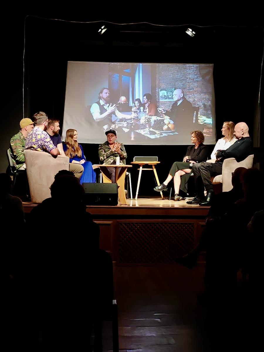 Zdjęcie w galerii na portalu naszraciborz.pl: Miejski Podwieczorek. W MDK-u opowiedziano o powstaniu muralu wiadomości z regionu