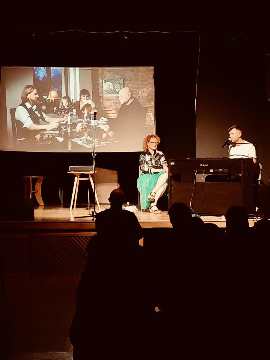 Zdjęcie w galerii na portalu naszraciborz.pl: Miejski Podwieczorek. W MDK-u opowiedziano o powstaniu muralu wiadomości z regionu