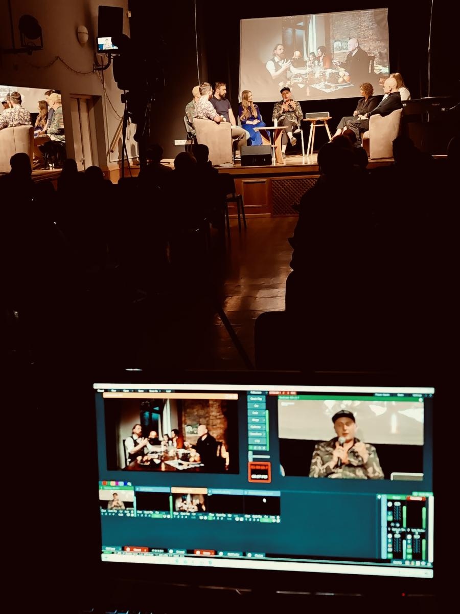 Zdjęcie w galerii na portalu naszraciborz.pl: Miejski Podwieczorek. W MDK-u opowiedziano o powstaniu muralu wiadomości z regionu