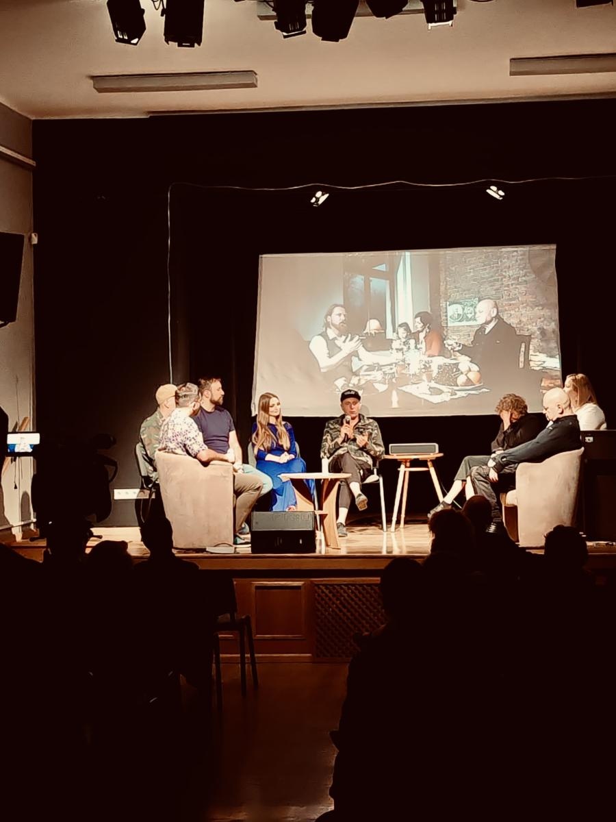 Zdjęcie w galerii na portalu naszraciborz.pl: Miejski Podwieczorek. W MDK-u opowiedziano o powstaniu muralu wiadomości z regionu