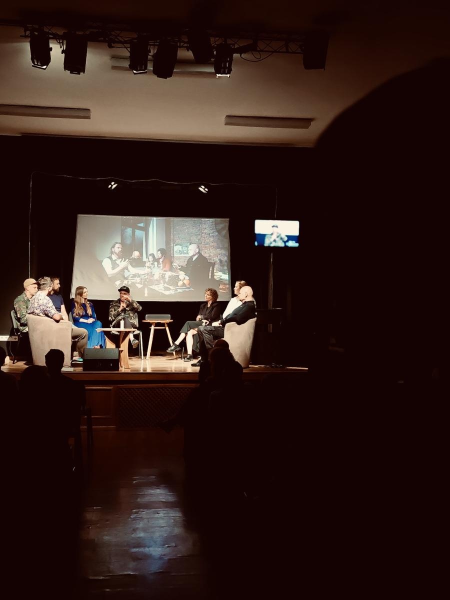 Zdjęcie w galerii na portalu naszraciborz.pl: Miejski Podwieczorek. W MDK-u opowiedziano o powstaniu muralu wiadomości z regionu