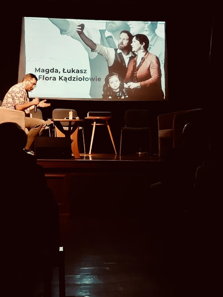 Zdjęcie w galerii na portalu naszraciborz.pl: Miejski Podwieczorek. W MDK-u opowiedziano o powstaniu muralu wiadomości z regionu